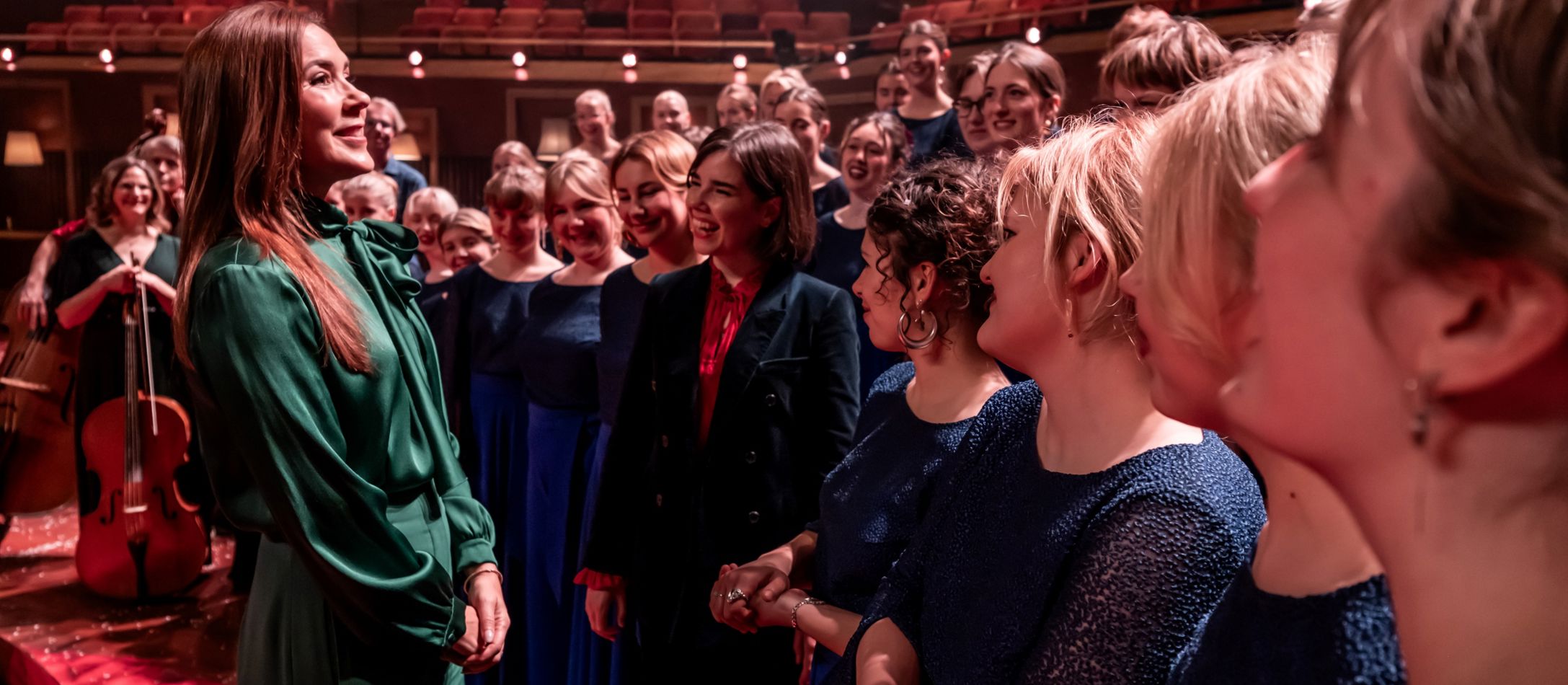 HKH Mary og DR Pigekoret står i Koncertsalen