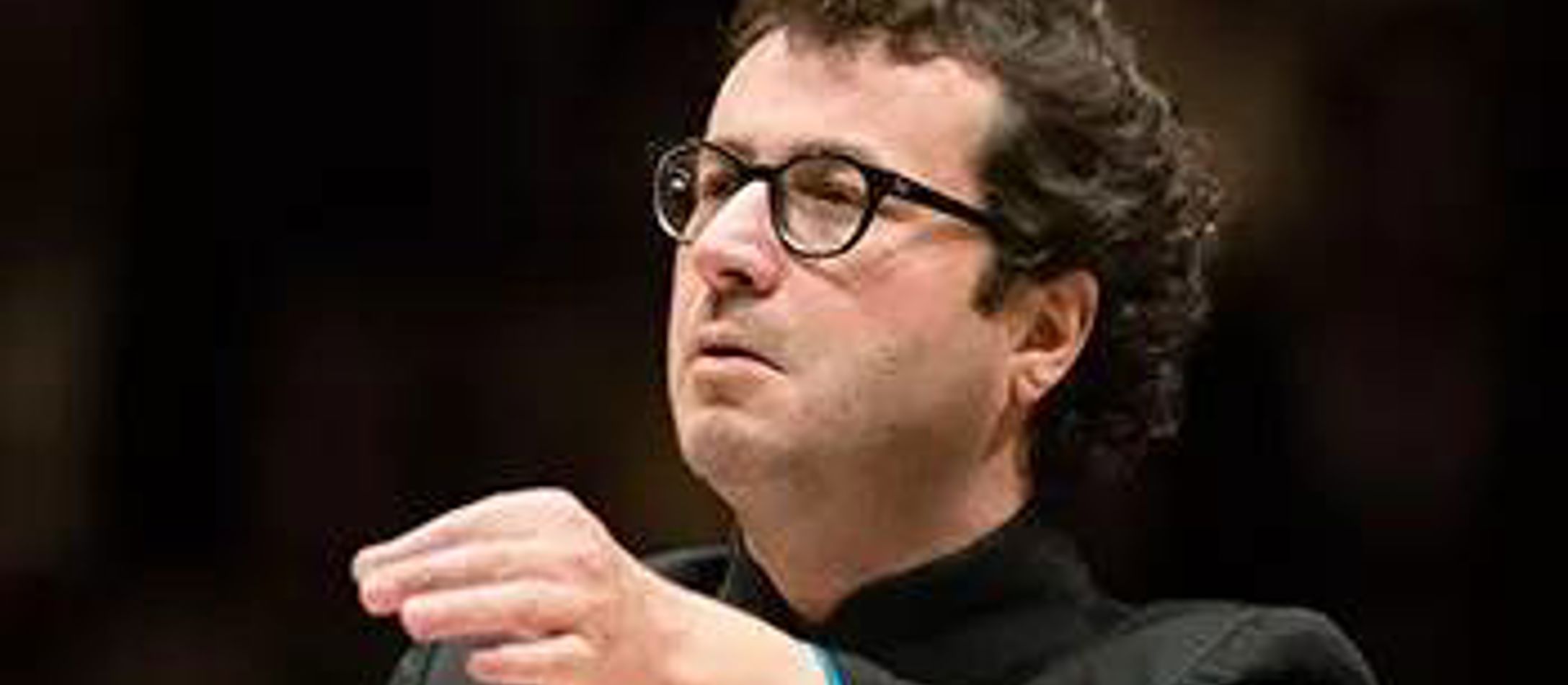 Jochen Rieder dirigerer med briller på