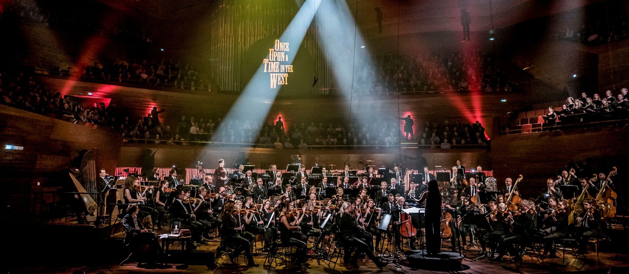 DR Symfoniorkester spiller til temakoncerten kaldet Once upon a time oplyst af flotte farver i dunkel setting.
