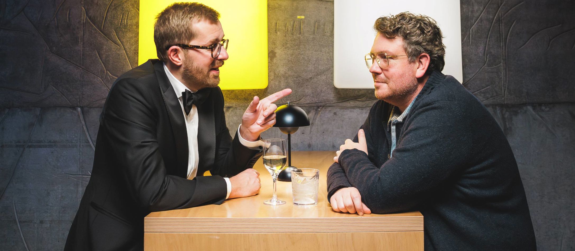 Cilius og Bruun smiler og skåler