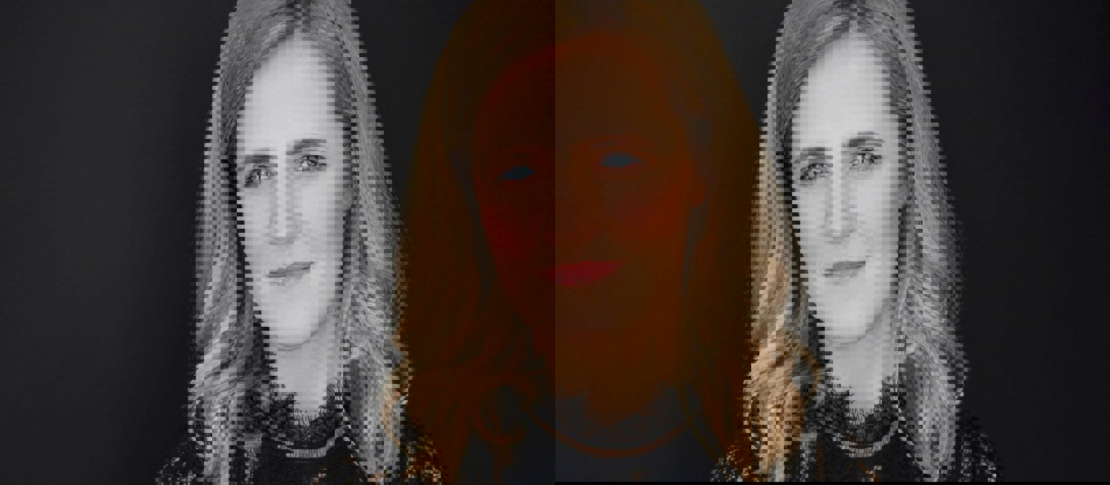 Krista Audere med blå øjne og smuk bølget lyst hår og sort blonde bluse.