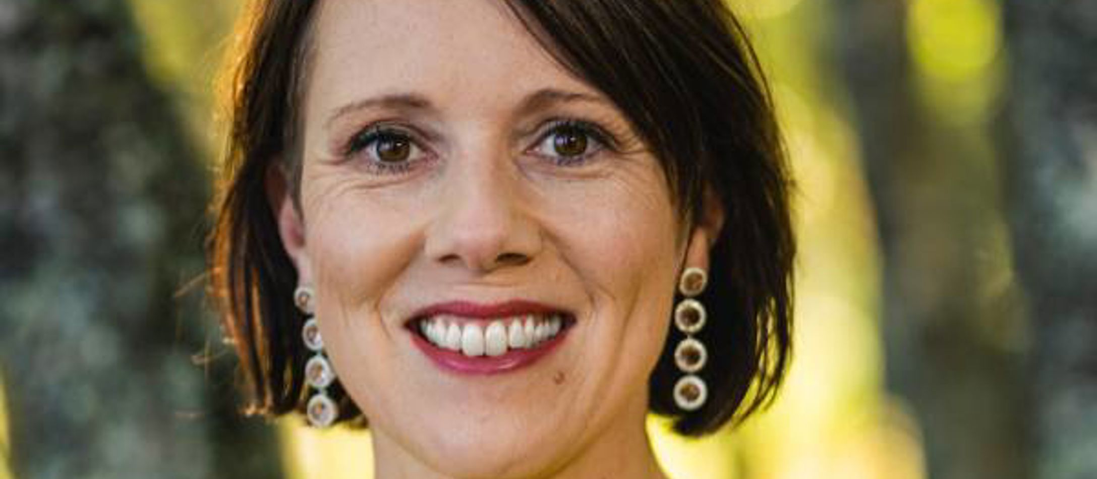 Berit Norbakken iført gul bluse udendørs