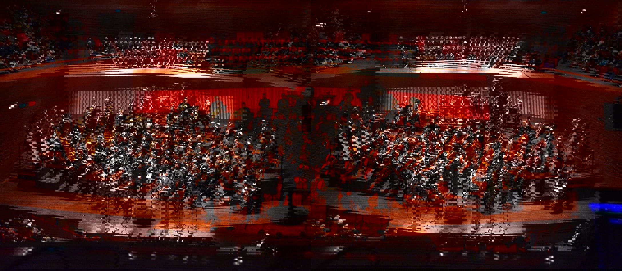 DR Symfoniorkestret i orange lys