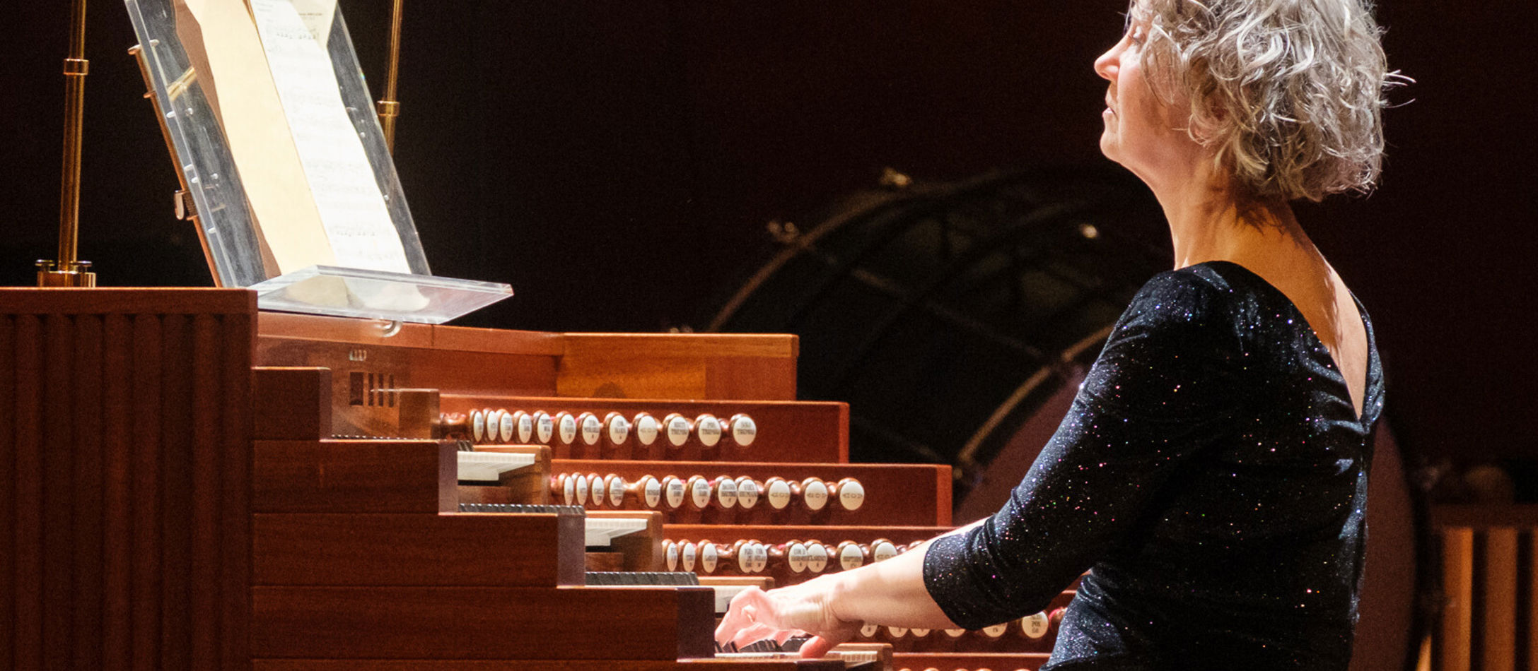 Hanne Kuhlmann spiller orgel i Koncertsalen
