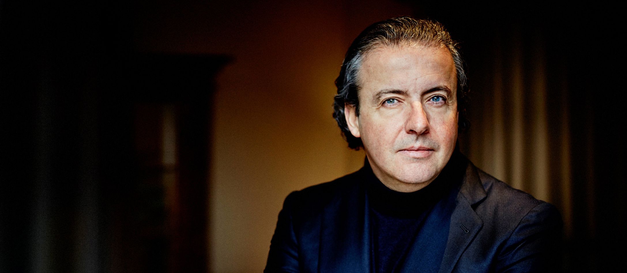 Juanjo Mena med korslagte arme og alvorligt udtryk