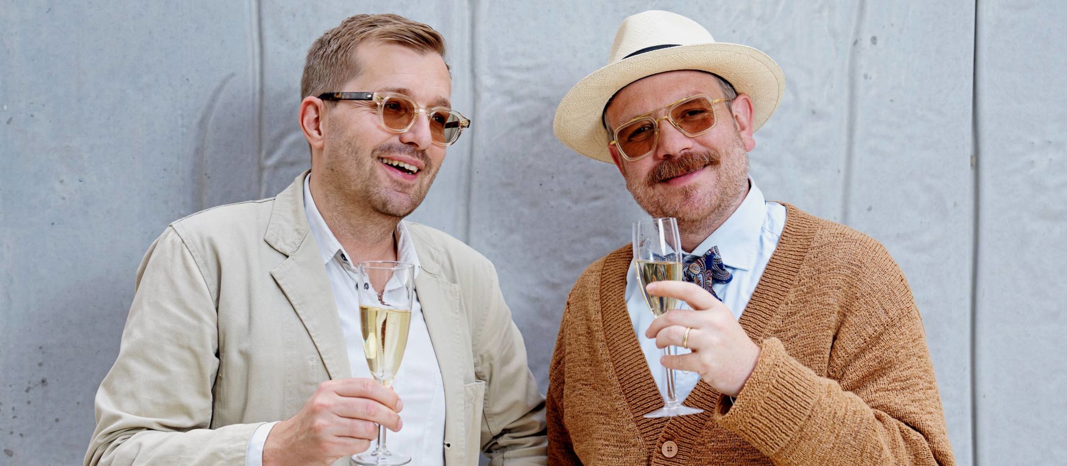 Frederik Cilius og Rasmus Bruun med et glas bobler i hånanden