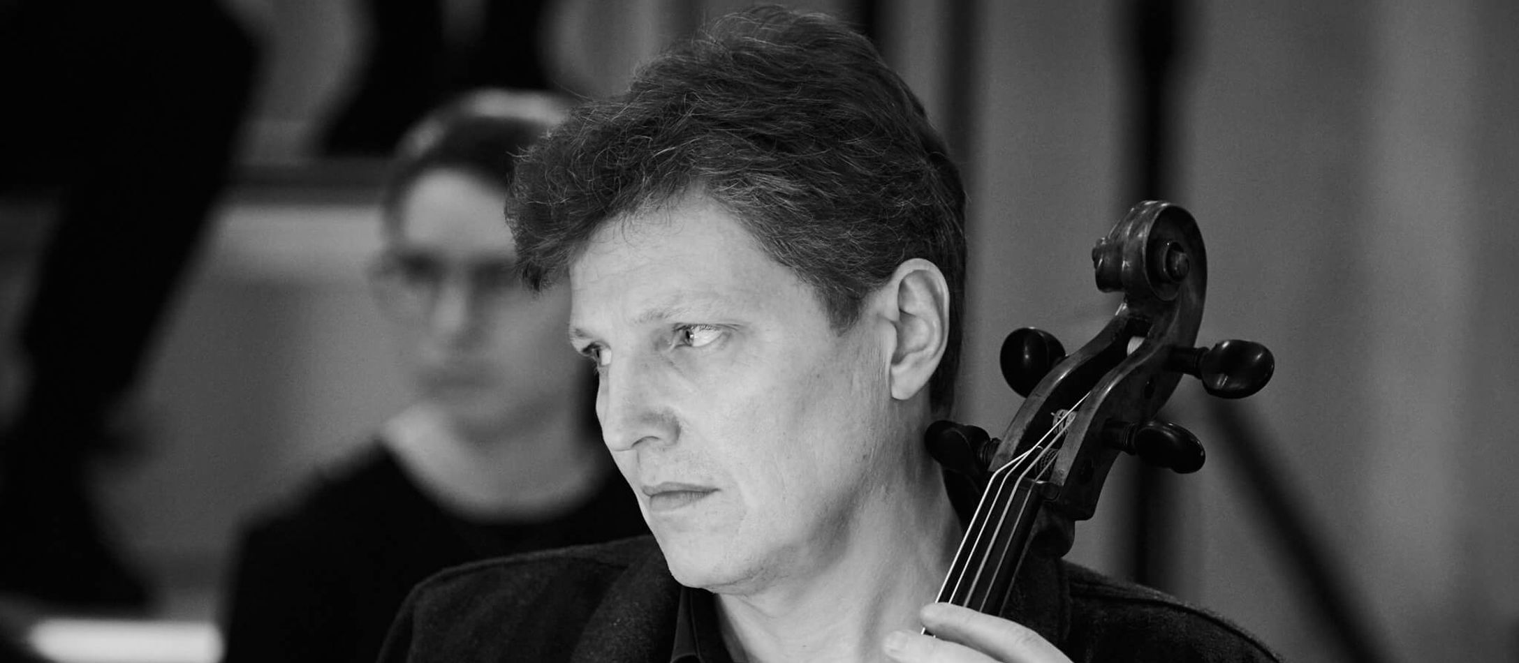 Kjeld Steffensen i sort/hvid spiller på sin cello og ser koncentreret ud.