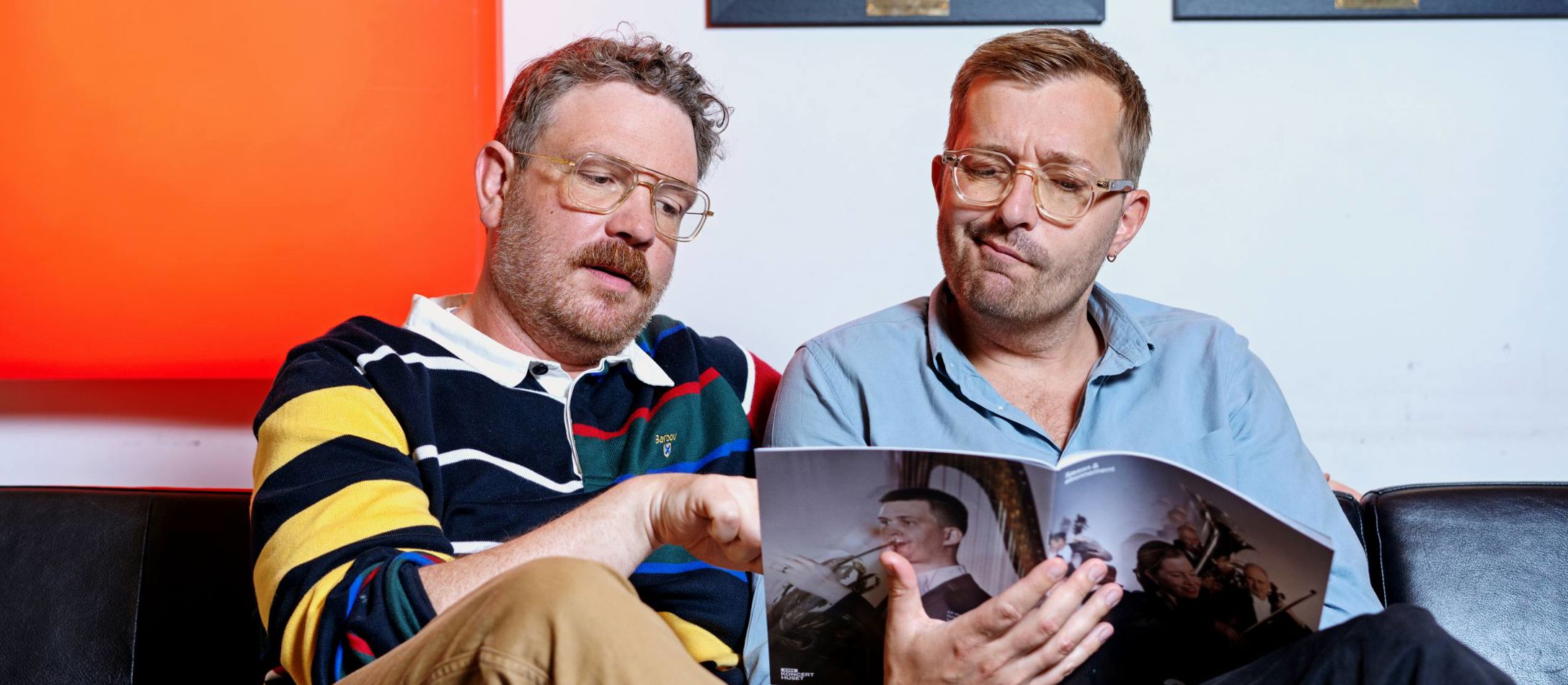 Frederik Cilius og Rasmus Bruun bladrer i DR Symfoniorkestrets sæsonbrochure