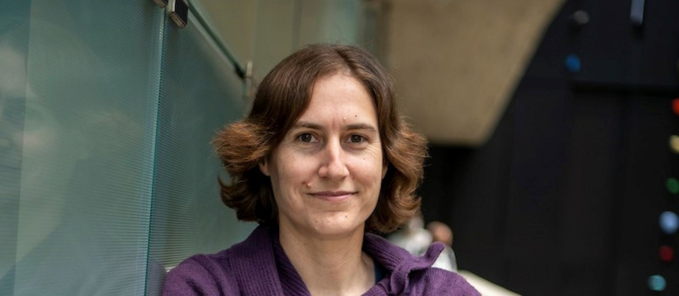 Den verdensberømte astrofysiker og kosmolog Katie Mack iført lilla bluse medvirker til eventet Science & Cocktail i DR Koncerthuset.